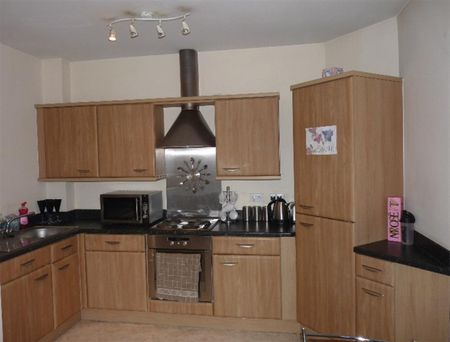 2 bedroom Flat To Let - Photo 2