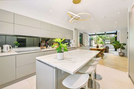 A semi-detached family house with 40 ft garden close to Westbourne Grove - Photo 4
