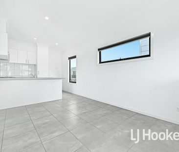 Modern Stylish Family Home- Freshly painted - Photo 2
