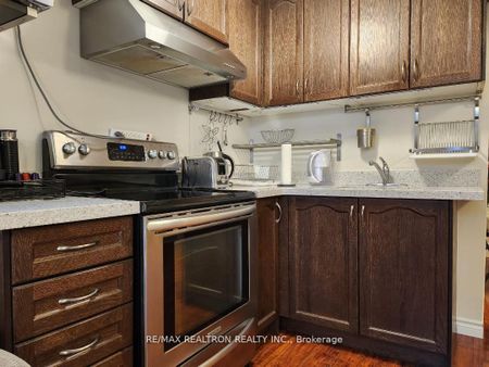 Townhouse For Lease | N8142872 - Photo 2