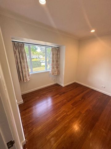 Charming 3BR Home in Vibrant Onehunga - Photo 5