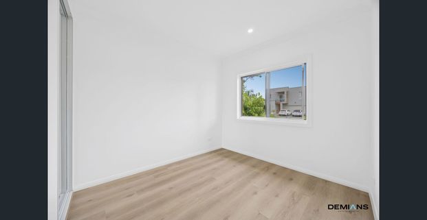 Brand-new living with total independence. A street-front granny flat that stands in a league of its own. - Photo 1