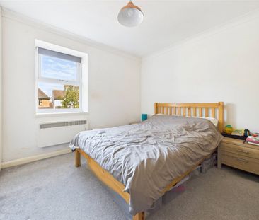 Hyacinth Close, Hampton, Middlesex, TW12 - Photo 2