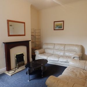 Room 4, 12, St Marks Road, Preston - Photo 2