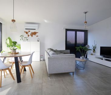 Lichtrijk 2 slpk appartement met garage - Foto 2