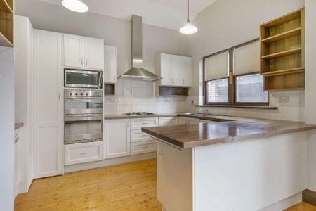 2 Narrawong Crescent, Caulfield South - Photo 2
