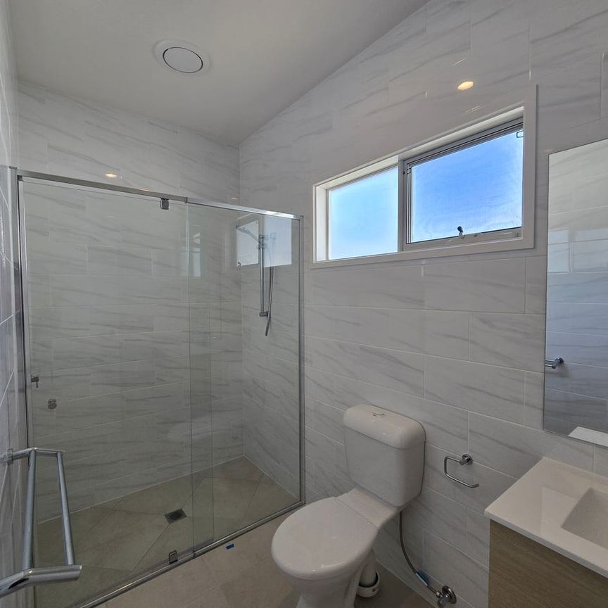 Luxurious 5-Bedroom House for Rent in Carseldine - Photo 1