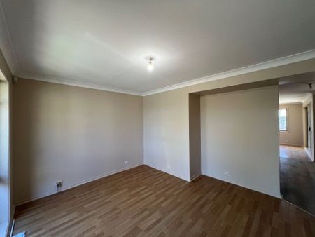 Cosy Three Bedroom Home with Generous Backyard - Photo 3