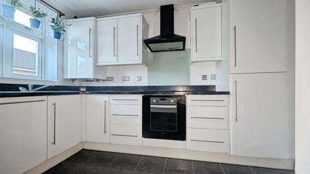 2 bedroom Flat To Let - Photo 5