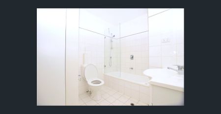 Spacious two bedroom apartment situated on the 7th floor of the Vista building. - Photo 4