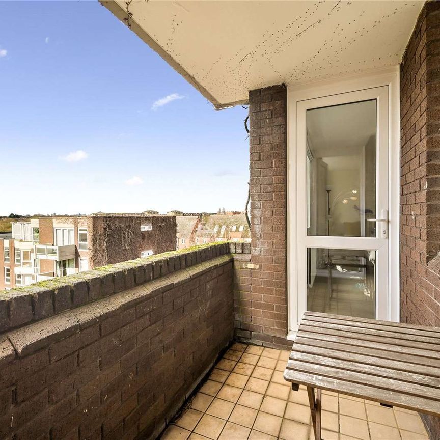 SHORT LET - Two bedroom apartment with a balcony - Photo 1