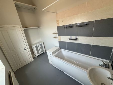 1 Bed Flat, Bury New Road, M7 - Photo 2