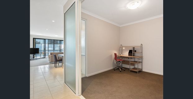 MODERN APARTMENT IN GREAT LOCATION (UNFURNISHED) - Photo 1