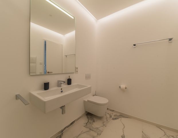 City-Residence: Frankfurt City: Exklusive 2-Zimmer-Wohnung mit Balkon und Tiefgaragenplatz - Foto 1