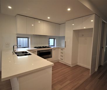 THREE BEDROOM TOWNHOUSE IN SOUGHT AFTER LOCATION! - Photo 6