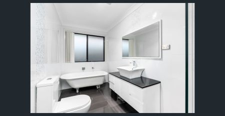 Modern Family Home in a Prime Edensor Park Location - Photo 4