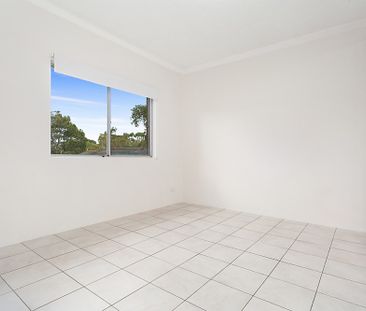 Exceptionally located for ultra-convenience - Photo 1