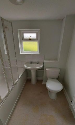 2 bedroom end of terrace house to rent - Photo 5