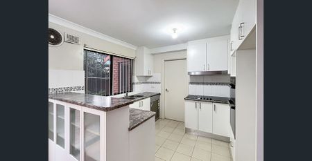 THREE BEDROOM TOWNHOUSE WITH DOUBLE GARAGE! - Photo 5