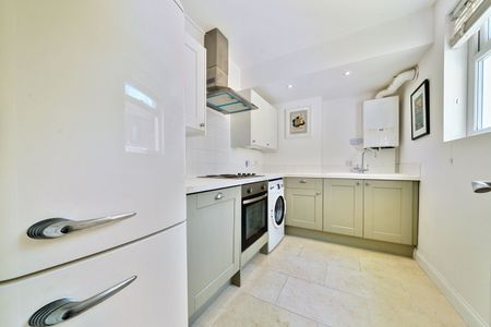 Flat to rent - Chislehurst Road, Orpington, BR6 - Photo 2