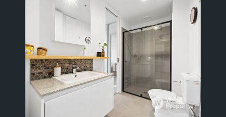 Modern 1-Bed Apartment with Study Nook & Balcony in Vibrant Northcote - Photo 4