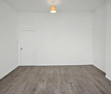 3 bedroom flat to rent - Photo 2