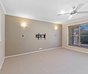 Spacious Family Home With A Pool! - Photo 3