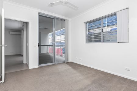 Spacious 2 Bedroom Apartment - Rent increase to $660pw - Photo 5