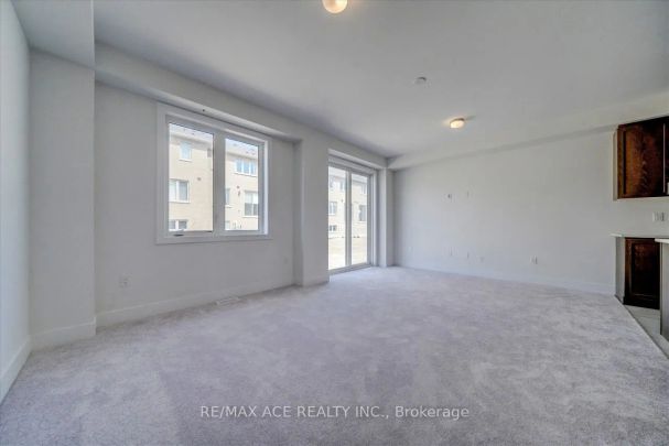 Condo Townhouse For Lease | E9033646 - Photo 1