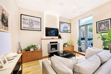 2 bedroom flat in London - Photo 3