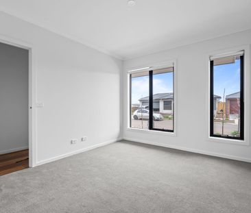 A modern and well-kept home for $300 per week per room! - Photo 6