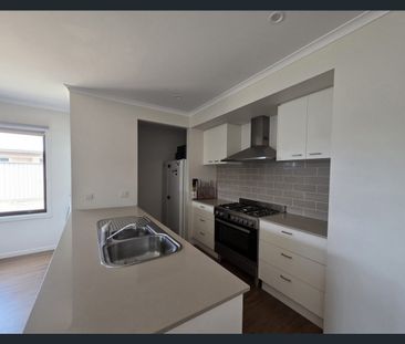 Large & Modern family home! - Photo 5