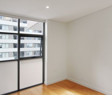 Well Maintained 1 Bed plus Study Desk and Parking! - Photo 1