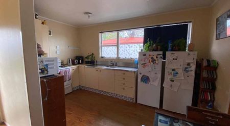 3 Bedroom 1 Bathroom House - Photo 2