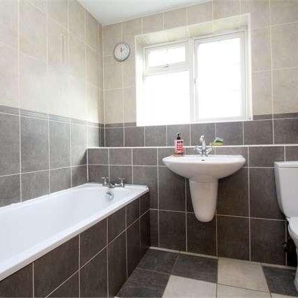 Lark Avenue, Staines-upon-thames, TW18 - Photo 4