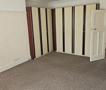 3 bedroom flat to rent - Photo 3
