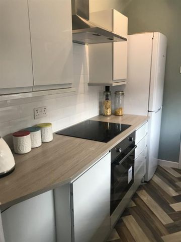 3 bedroom Flat To Let - Photo 3