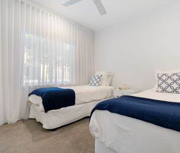 Hamptons Inspired Coastal Residence - Just 600m To The Beach - Photo 6