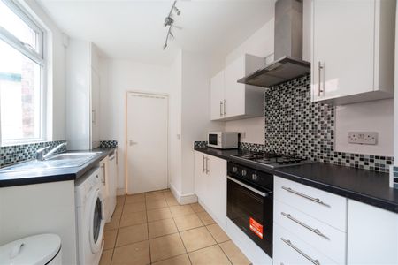 2 bed flat to rent in Warton Terrace, Newcastle Upon Tyne, NE6 - Photo 2