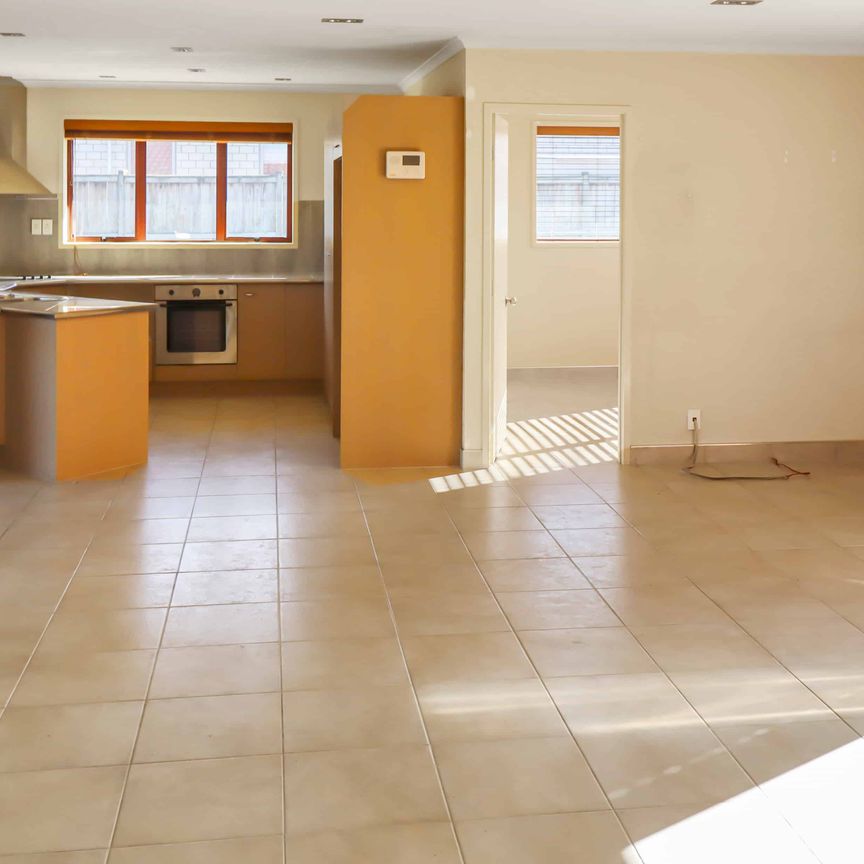 Four bedroom beauty! - Photo 1