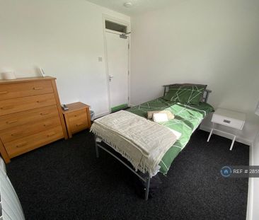 1 bedroom in a flat share to rent - Photo 2