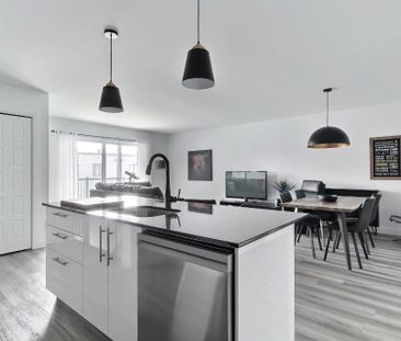 Superbe logement 4 1/2 + bureau à St-Nicolas, 2ème étage, climatisé... - Photo 4