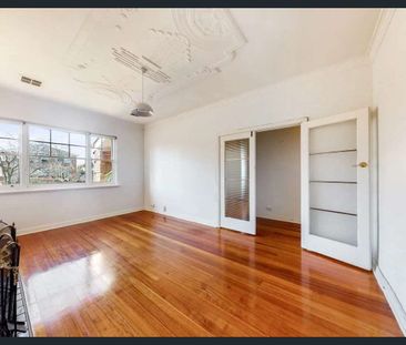 Art Deco Apartment in Armadale - Photo 2