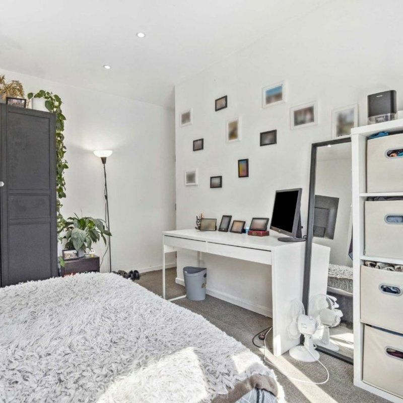 Bloemfontein Road, Shepherds Bush, W12 - Photo 1