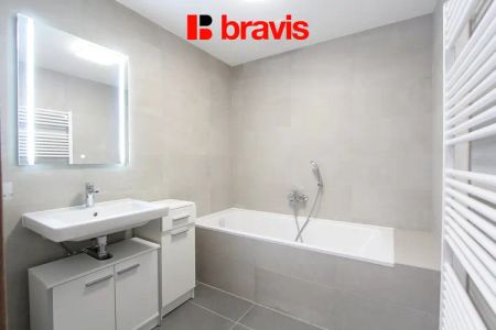 Pronájem nadstandardního bytu 3+kk s balkonem, garážovým stáním a sklepem, Palác Trnitá, Brno centrum - Photo 3