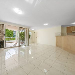 LOCATION! LOCATION! SPACIOUS GROUND FLOOR UNIT -2 MINUTES to the Beach "Villas De La Plage" 3 Bed 2 Bath 1 Secure Carspace-2 Large Alfresco Balconies - Photo 2