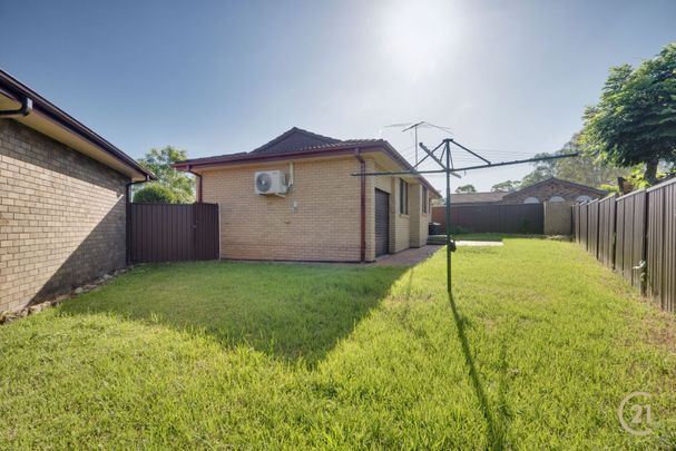 Neat Villa &vert; 650m from Train Station &vert; Glenfield Public School Catchment - Photo 1