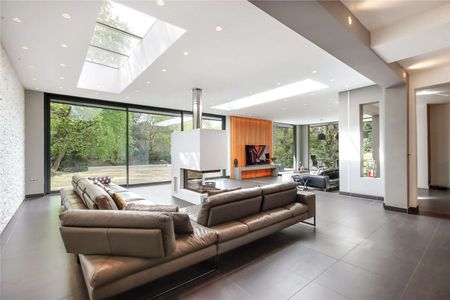 A substantial family home with versatile living set in attractive grounds. - Photo 2