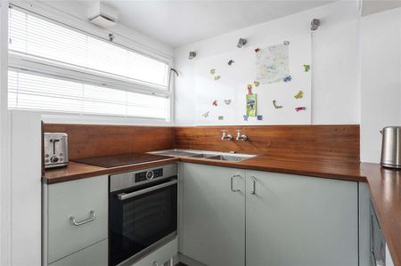 One bedroom vaulted flat offered furnished close to Barbican & Farringdon Tube stations. - Photo 4