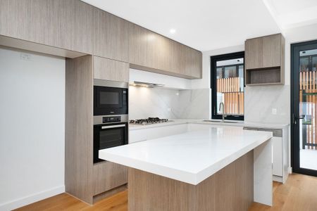 Stylish & Luxurious Tri-Level Townhouse - Photo 4